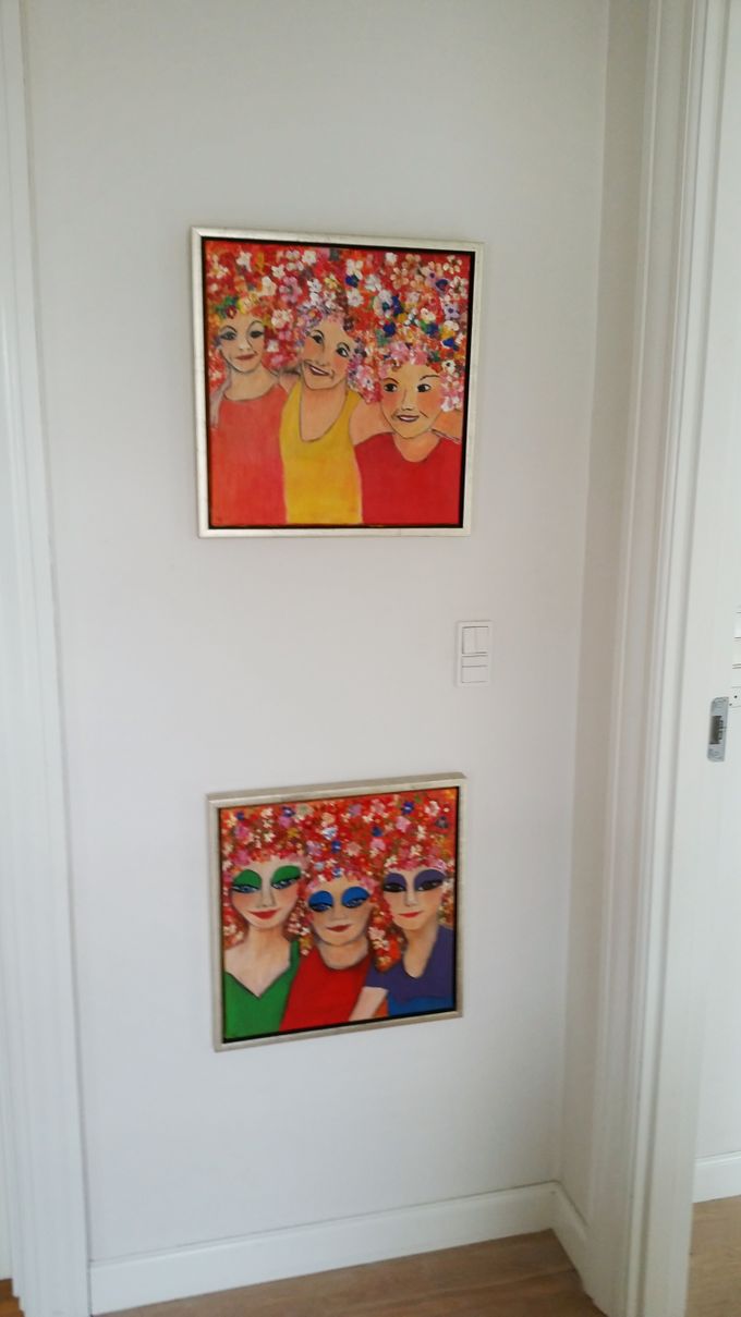 2 akryl malerier af Erik og Mariannes piger. Hænger så smukt i deres entré